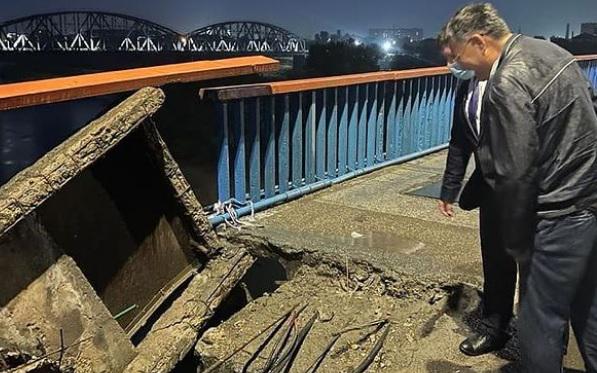 Чиновников Семея обсмеяли за пост в Instagram про обрушение старого моста