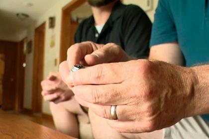 Мужчина листал ленту в соцсетях и внезапно нашел украденное 20 лет назад кольцо