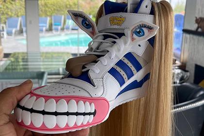 Новый дизайн кроссовок Adidas с человеческим лицом вызвал споры в сети