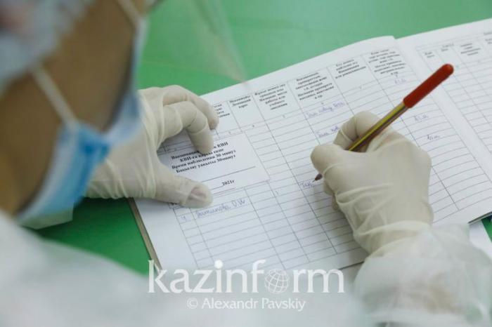 Восемь медработников подделывали паспорта вакцинации в Казахстане