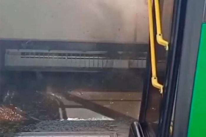 В Алматы на пассажирку автобуса вылился кипящий антифриз. Ее госпитализировали