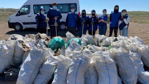 Два грузовика мусора вывезли волонтёры с пляжа Шерубай-Нуринского водохранилища