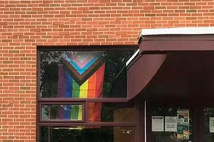 Флаги ЛГБТ на церкви в США заменили на знамена Конфедерации