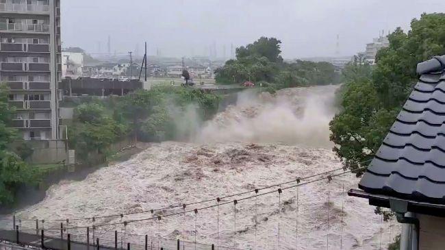 Более миллиона японцев вынуждены покинуть свои дома из-за ливней и оползней