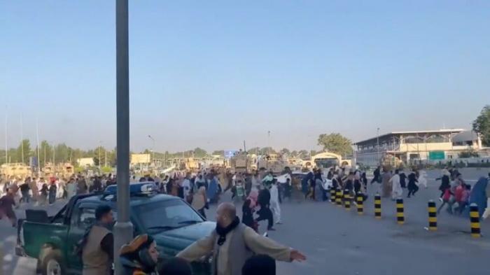 Страшную давку в аэропорту Кабула сняли на видео