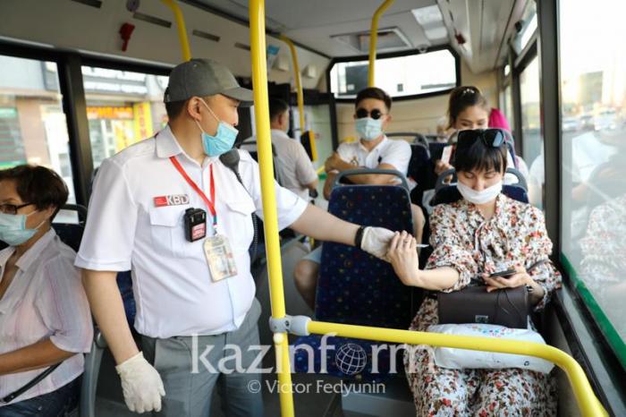На 41 пассажира без масок в общественном транспорте составили адмпротоколы в Алматы