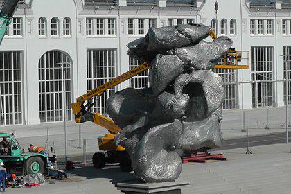 Новую скульптуру на Болотной набережной сравнили с мусором и «стопкой дерьма»