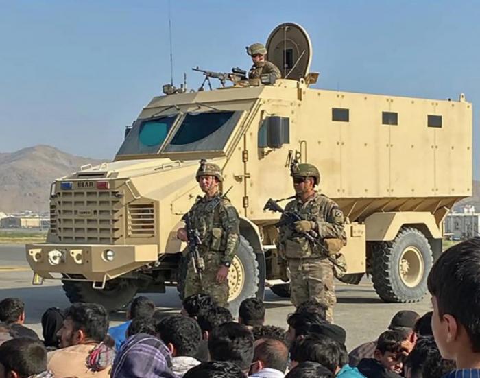 Американские военные застрелили двух человек в аэропорту Кабула