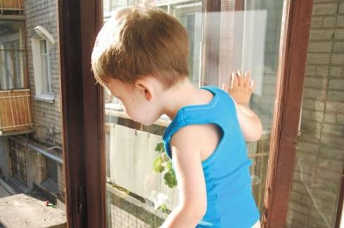 В Карагандинской области 6-летний ребёнок выпал из окна