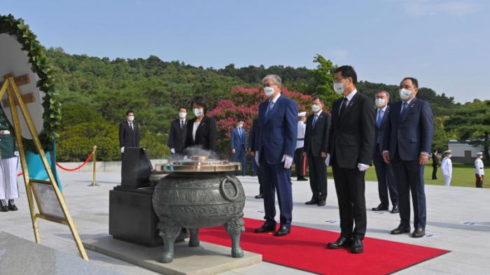 Президент Токаев возложил венок к монументу в Сеуле
                17 августа 2021, 13:18