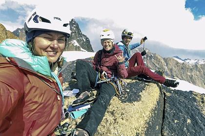 Российские альпинистки первыми в мире покорили скальный пик в Киргизии