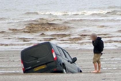Отдыхающий утопил автомобиль в песке на популярном курорте и прослыл идиотом