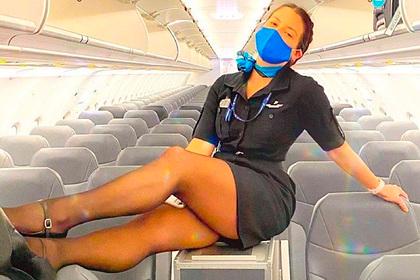 Фото стюардессы в мини-юбке с задранными на кресло ногами удивило подписчиков