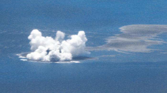 Новый остров появился в Японии после извержения вулкана
                18 августа 2021, 15:56