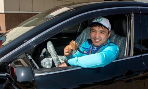 Казахстанскому призеру Олимпиады-2020 подарили роскошное авто. Видео