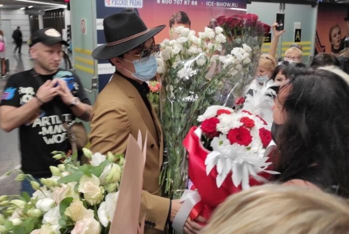 Сочинские поклонники душевно встретили Димаша Кудайбергена в аэропорту