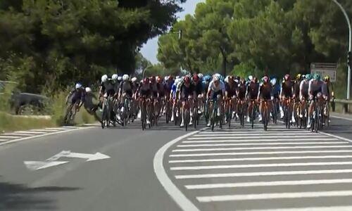 Казахстанский велогонщик жестко упал на шестом этапе «Вуэльты Испании». Видео