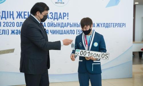 Казахстанским тяжелоатлетам вручили роскошные авто за медали Олимпиады-2020. Видео