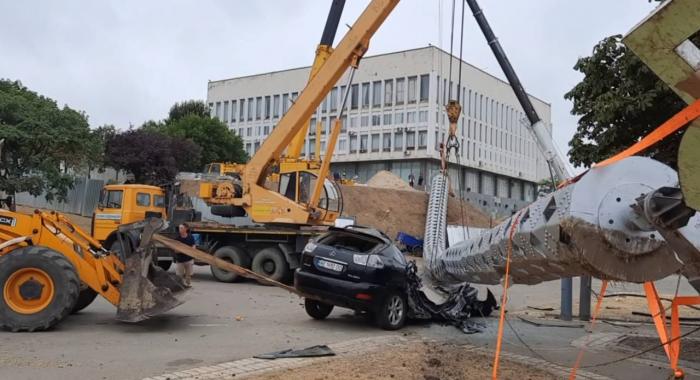 Упавший в Херсоне флагшток раздавил Lexus чиновника