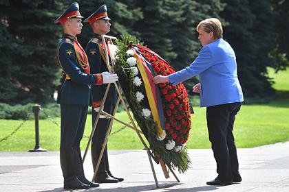 Меркель возложила цветы к могиле Неизвестного Солдата