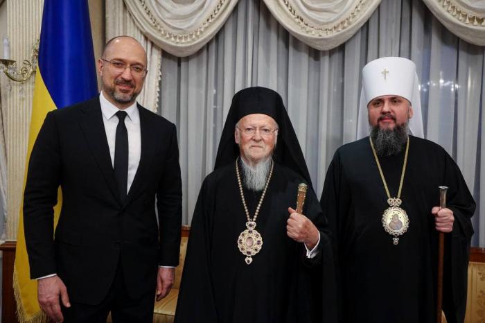 Шмыгаль поприветствовал Вселенского патриарха Варфоломея по прибытии его в Украину