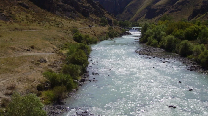 В соцсетях обсуждают снимок реки Чу, сделанный вблизи кыргызско-казахстанской границы
                22 августа 2021, 00:59