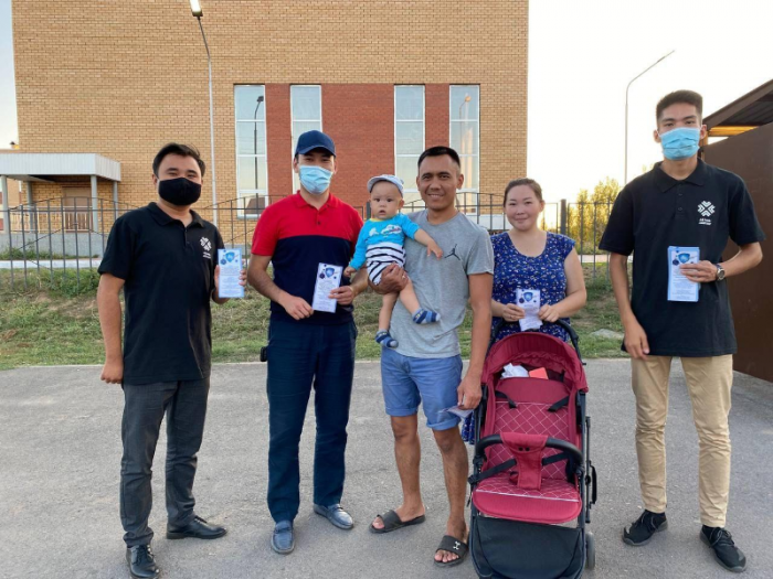 Волонтеры раздали жителям столицы буклеты о важности вакцины