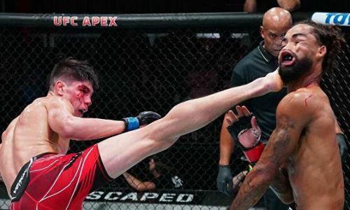 Нокаут года в UFC? За восемь секунд до конца бой завершился ударом ногой с разворота в голову. Видео