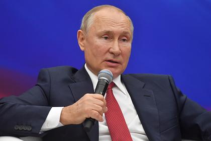Путин поручил защитить выплаты россиянам от списаний по долгам