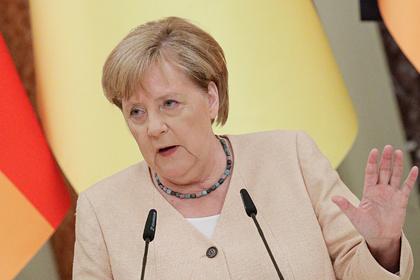 Меркель ответила на обвинения в стремлении угодить России