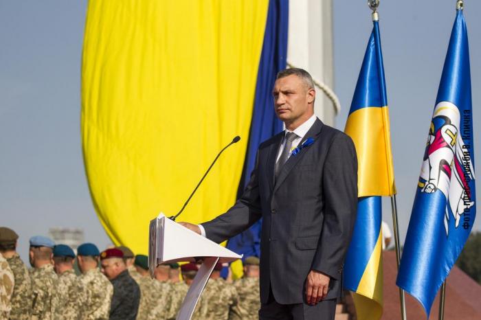 Виталий Кличко поднял Главный флаг страны