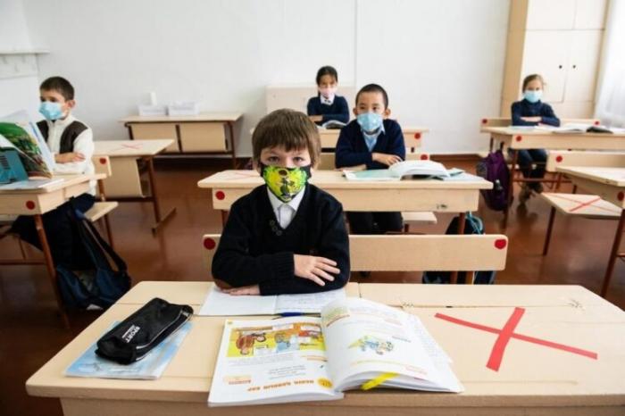 В каких случаях казахстанские школьники смогут не носить маски