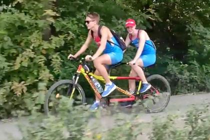 Незрячий россиянин прокатился по городу на велосипеде-тандеме и попал на видео
