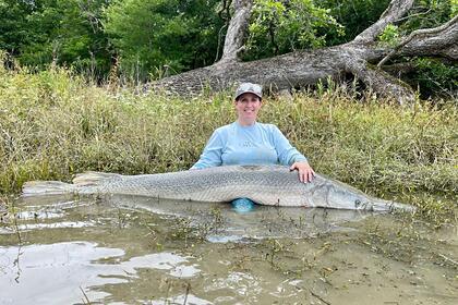 Женщина поймала самую большую пресноводную рыбу в мире