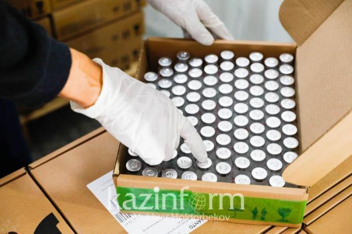 В Атырау доставили  10 тысяч доз вакцины Vero Cell