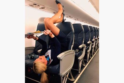 Стюардесса в мини-юбке задрала ноги в пассажирском кресле и удивила поклонников