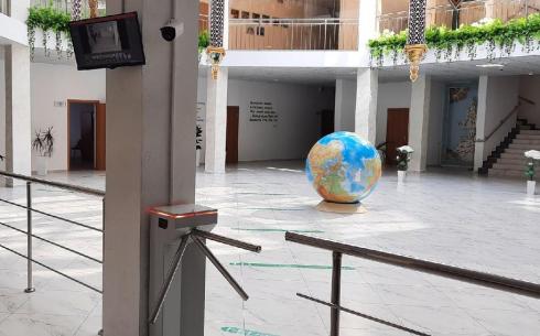 Турникет с тепловизором: в карагандинской гимназии презентовали техническое новшество