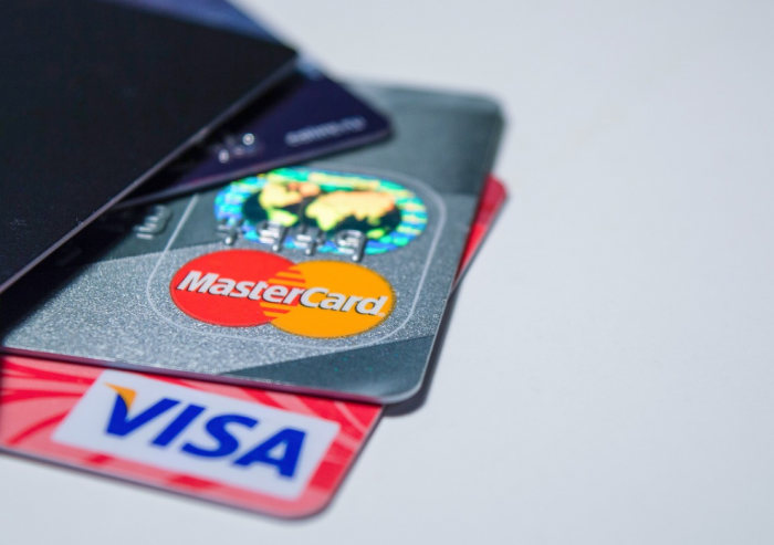Количество безналичных операций с платежными картами выросло более чем на треть, – НБУ