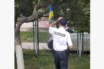 В Киеве подростки сожгли флаг Украины в День независимости республики