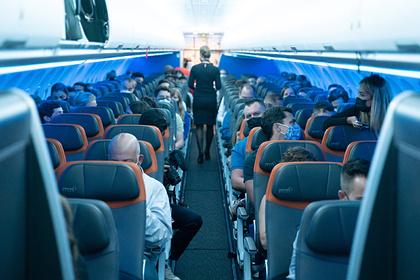 Пассажир заглянул стюардессе под юбку и нарвался на штраф в три миллиона рублей