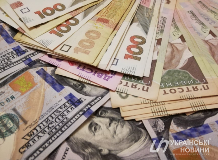 Евро подскочил в цене на 12 копеек, доллар - почти на 5. Курс валют в обменниках Киева