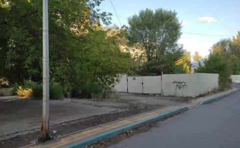 Забор долгостроя: карагандинцев смущает огороженный участок земли в жилом районе