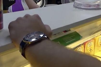 На руке российского таможенника заметили часы почти за миллион рублей