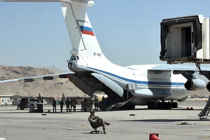 Десантник США в кресле на фоне Ил-76 в Кабуле насмешил пользователей сети