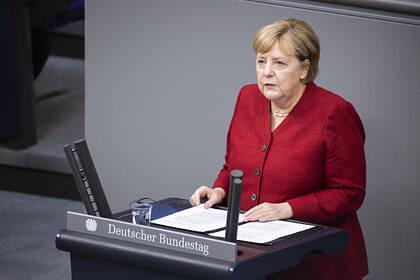 Меркель обвинили в попытке подкупить украинцев