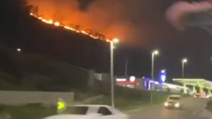 Пожар на горном склоне создал серьезную угрозу в Алматы: огонь спускался к АЗС
                27 августа 2021, 04:13