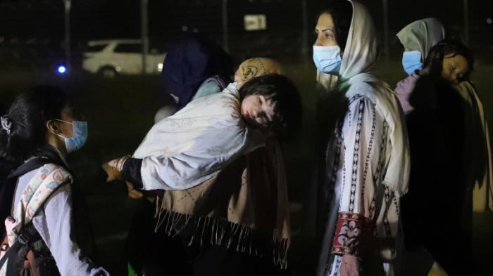 Как проходит эвакуация после терактов в Кабуле
                27 августа 2021, 17:18