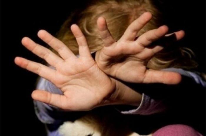 Казахстана регулярно избивала шестилетнюю дочь. Девочка сбежала из дома