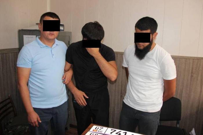 Казахстанцев задержали за контрабанду автомобилей в Кыргызстане