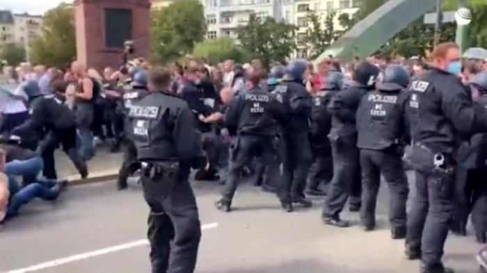 Тысячи берлинцев вышли на акцию протеста против карантинных ограничений
                28 августа 2021, 23:40
